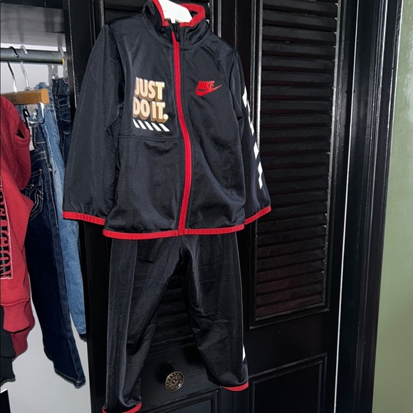 Nike Black and Red Athletic Set - Picture 1 of 5